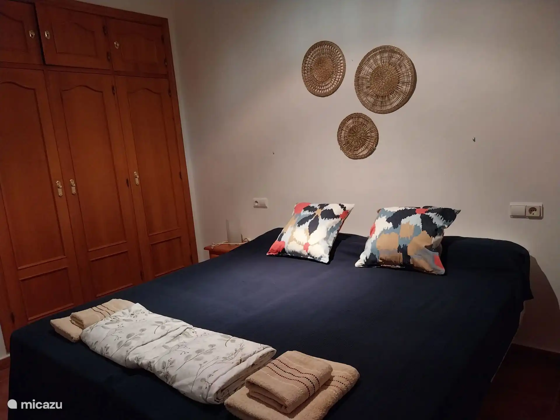 Hoofdslaapkamer met tweepersoons bed en inbouwkast