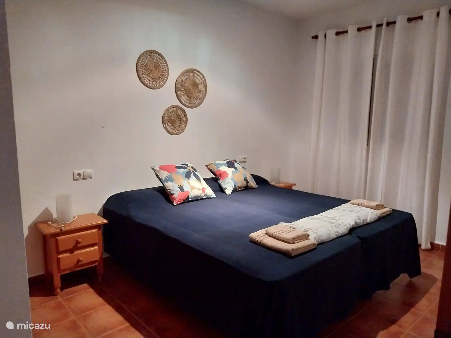 Hoofdslaapkamer met tweepersoons bed en inbouwkast