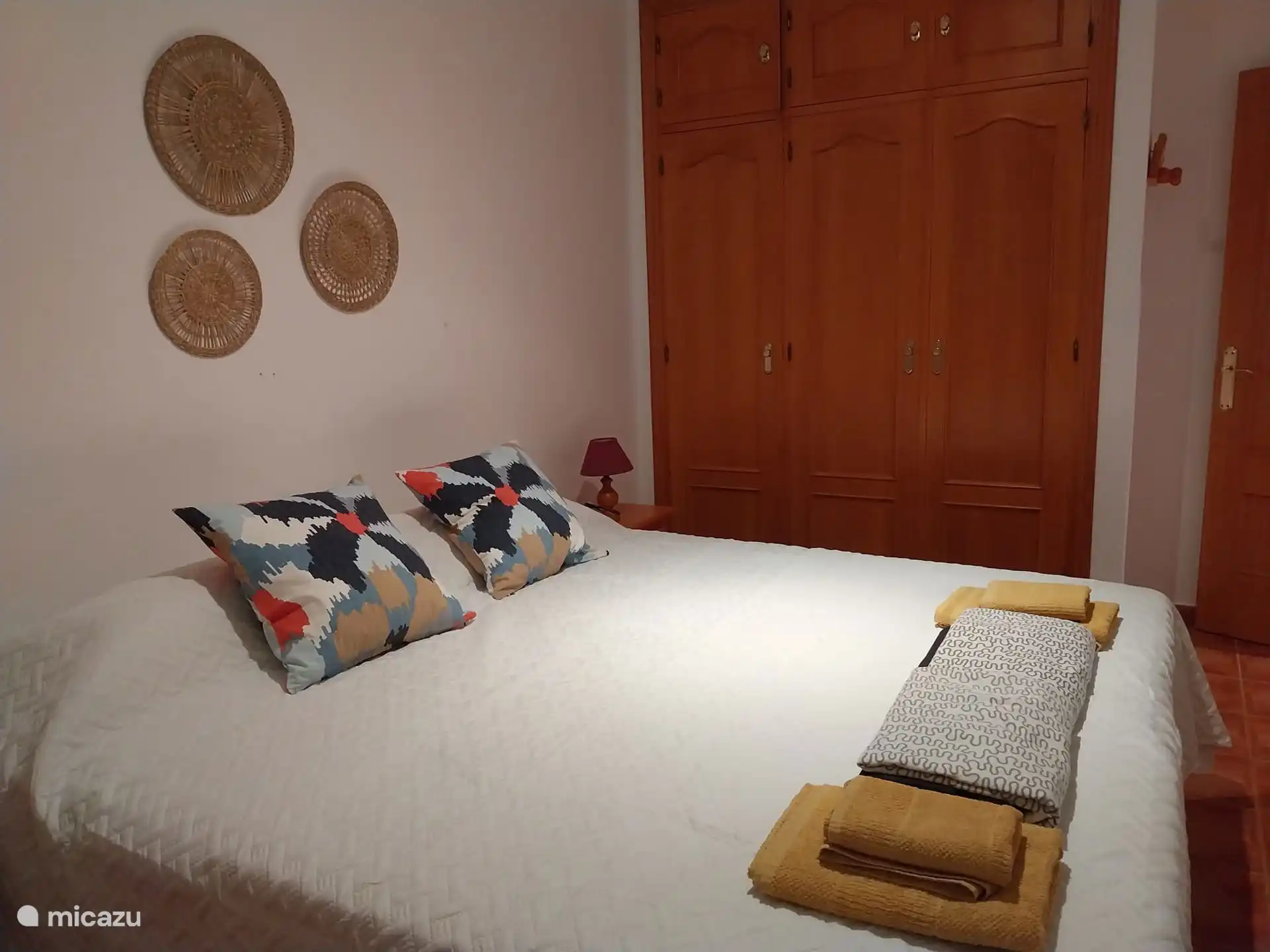 Hoofdslaapkamer met tweepersoons bed en inbouwkast