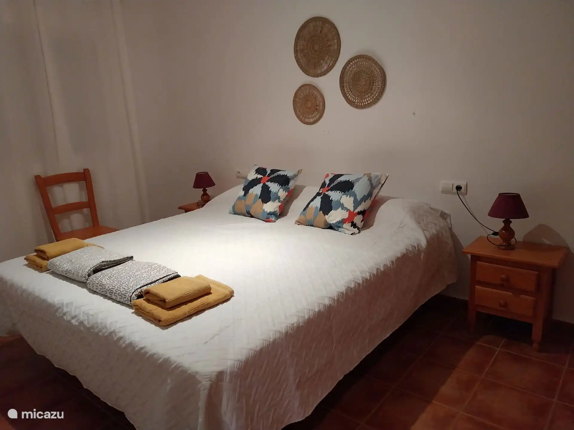 Hoofdslaapkamer met tweepersoons bed en inbouwkast
