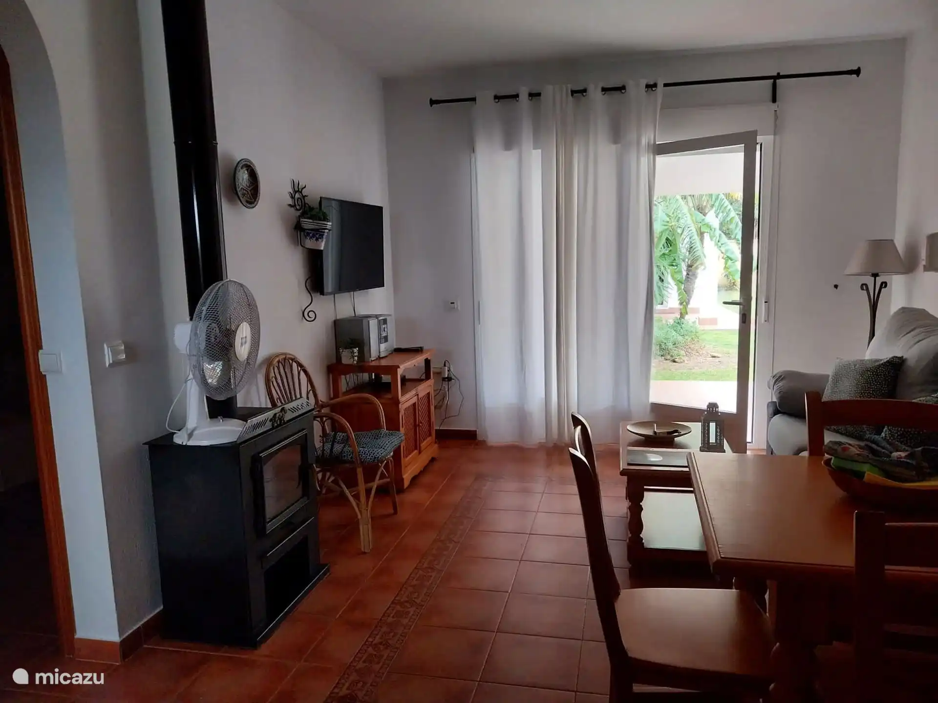 Open keuken en woonkamer met toegang tot het buitenterras