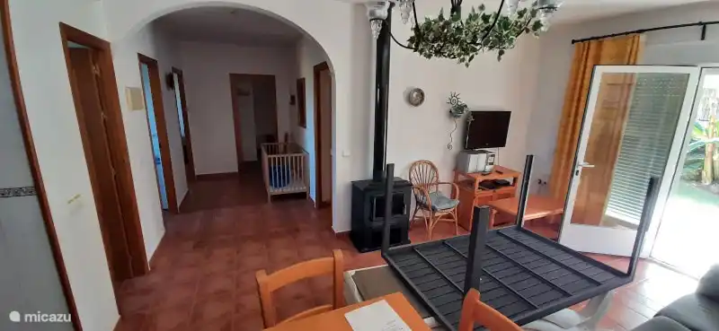 Offene Küche und Wohnzimmer mit Zugang zur Außenterrasse