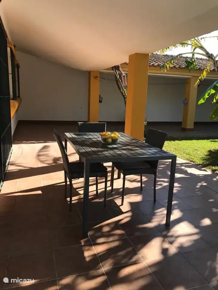 Gemütlicher Innenhof mit überdachter Terrasse