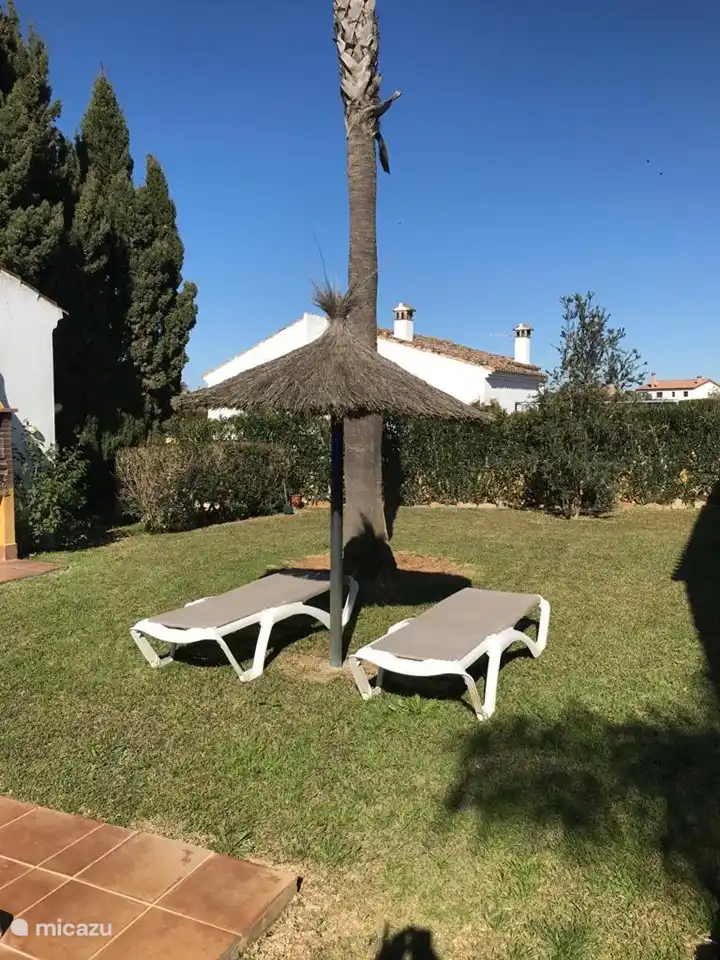 Große Außenterrasse mit Veranda und Außengrill