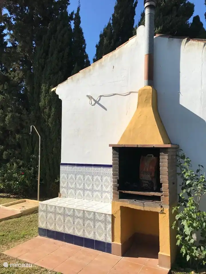 Große Außenterrasse mit Veranda und Außengrill