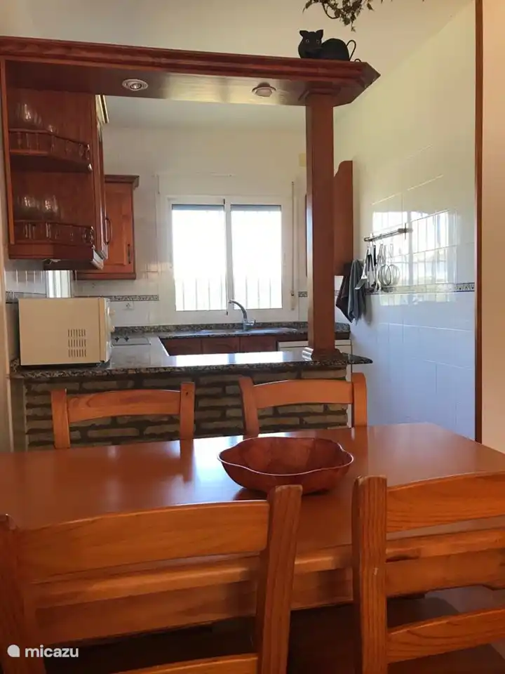 Offene Küche und Wohnzimmer mit Zugang zur Außenterrasse