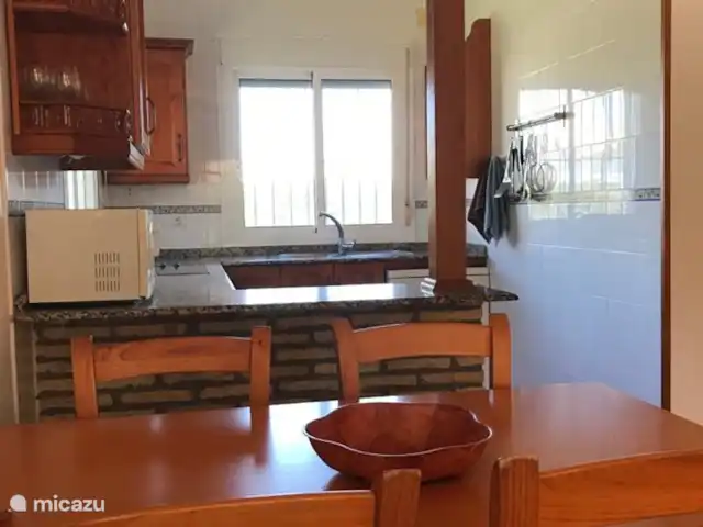 Casas Sol & Luna | Finca Paradiso | Espagne, Andalousie, Conil de la Frontera - maison de vacances Cuisine ouverte et salon avec accès à la terrasse extérieure