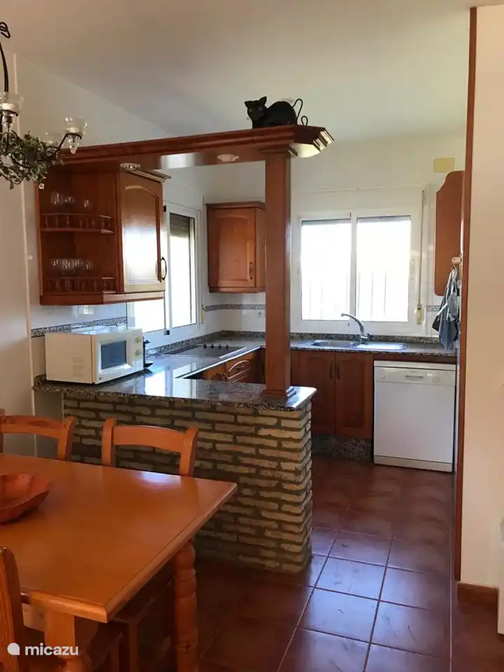 Offene Küche und Wohnzimmer mit Zugang zur Außenterrasse