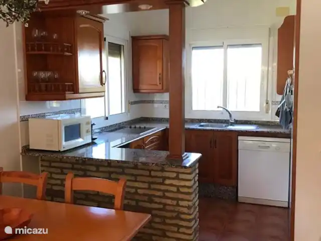 Casas Sol & Luna | Finca Paradiso | Espagne, Andalousie, Conil de la Frontera - maison de vacances Cuisine ouverte et salon avec accès à la terrasse extérieure