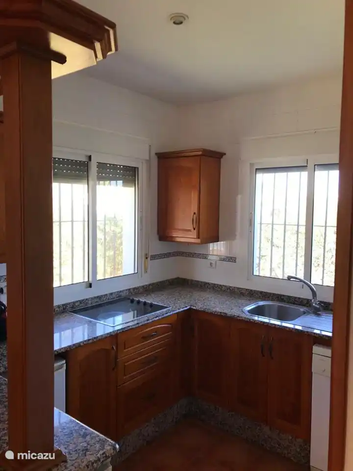 Offene Küche und Wohnzimmer mit Zugang zur Außenterrasse