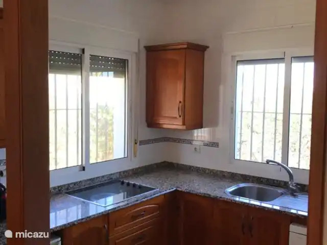 Casas Sol & Luna | Finca Paradiso | Espagne, Andalousie, Conil de la Frontera - maison de vacances Cuisine ouverte et salon avec accès à la terrasse extérieure