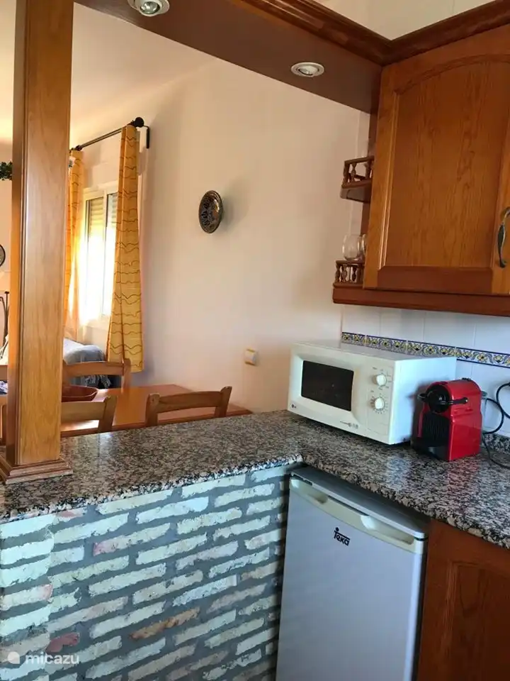 Offene Küche und Wohnzimmer mit Zugang zur Außenterrasse