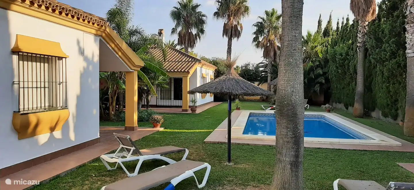 Große Außenterrasse mit Veranda und Außengrill