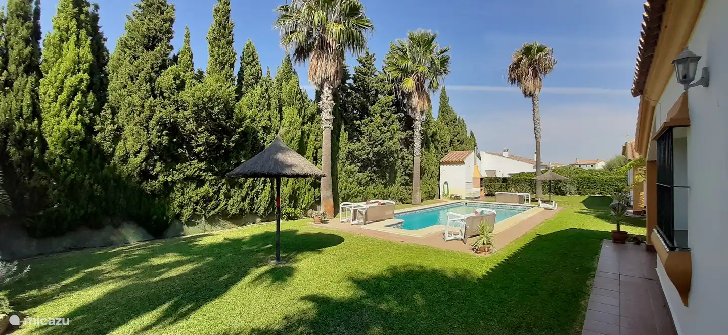 Subtropischer Garten und großer privater Swimmingpool