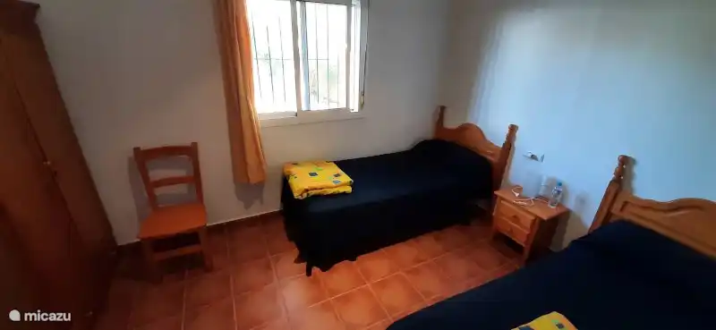 Zwei Schlafzimmer mit je zwei Einzelbetten