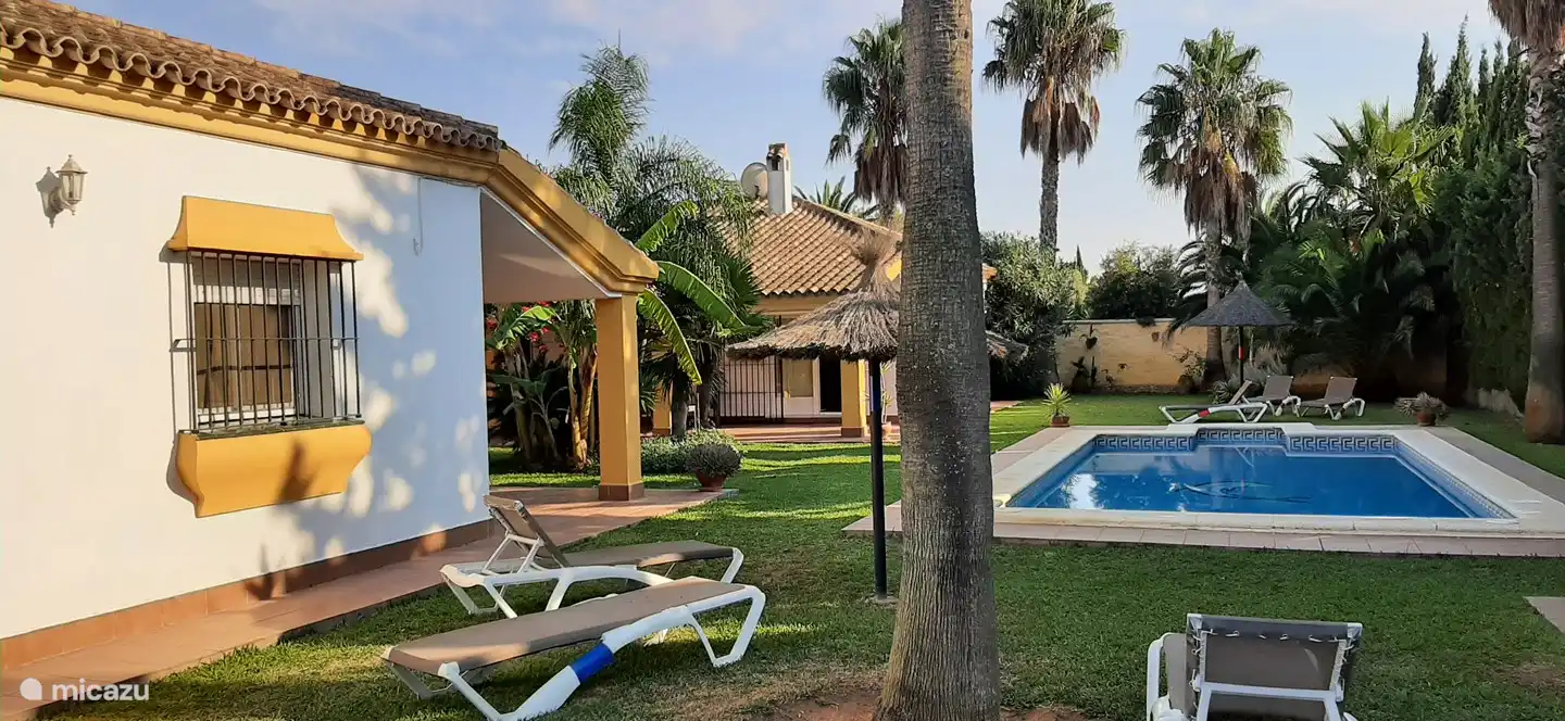 Große Außenterrasse mit Veranda und Außengrill