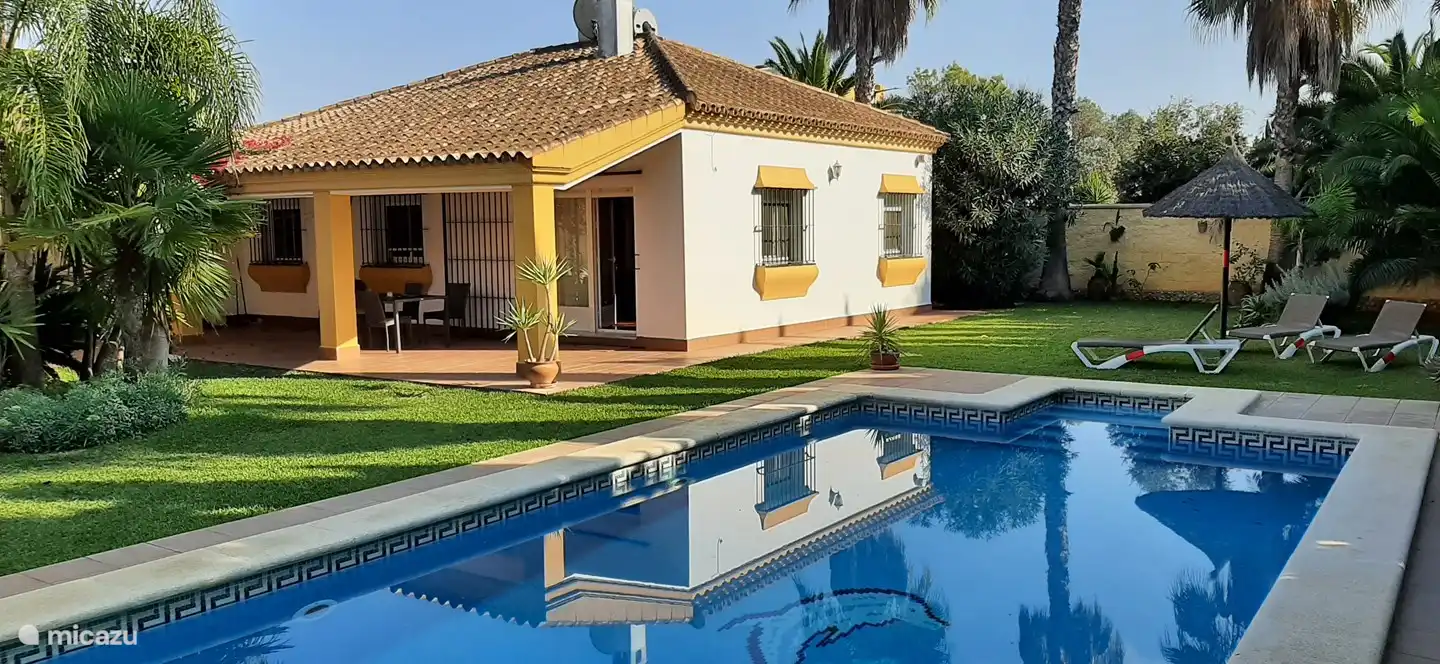 Gemütlicher Innenhof mit überdachter Terrasse