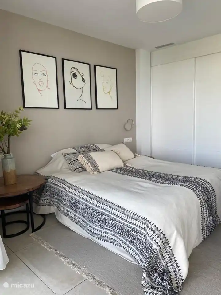 bedroom (bed 160x200) with built-in cupboard, TV