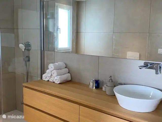 Bella Vista | Espagne, Ibiza, Cala Vadella - appartement salle de bain avec douche à l'italienne, lavabo et WC