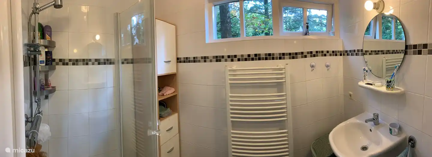 Badezimmer mit Waschbecken und wunderbarer Dusche