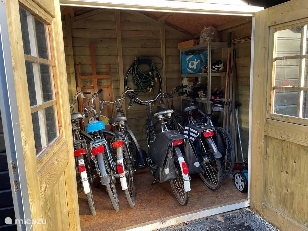 Schuppen mit Tourenrädern mit Gangschaltung