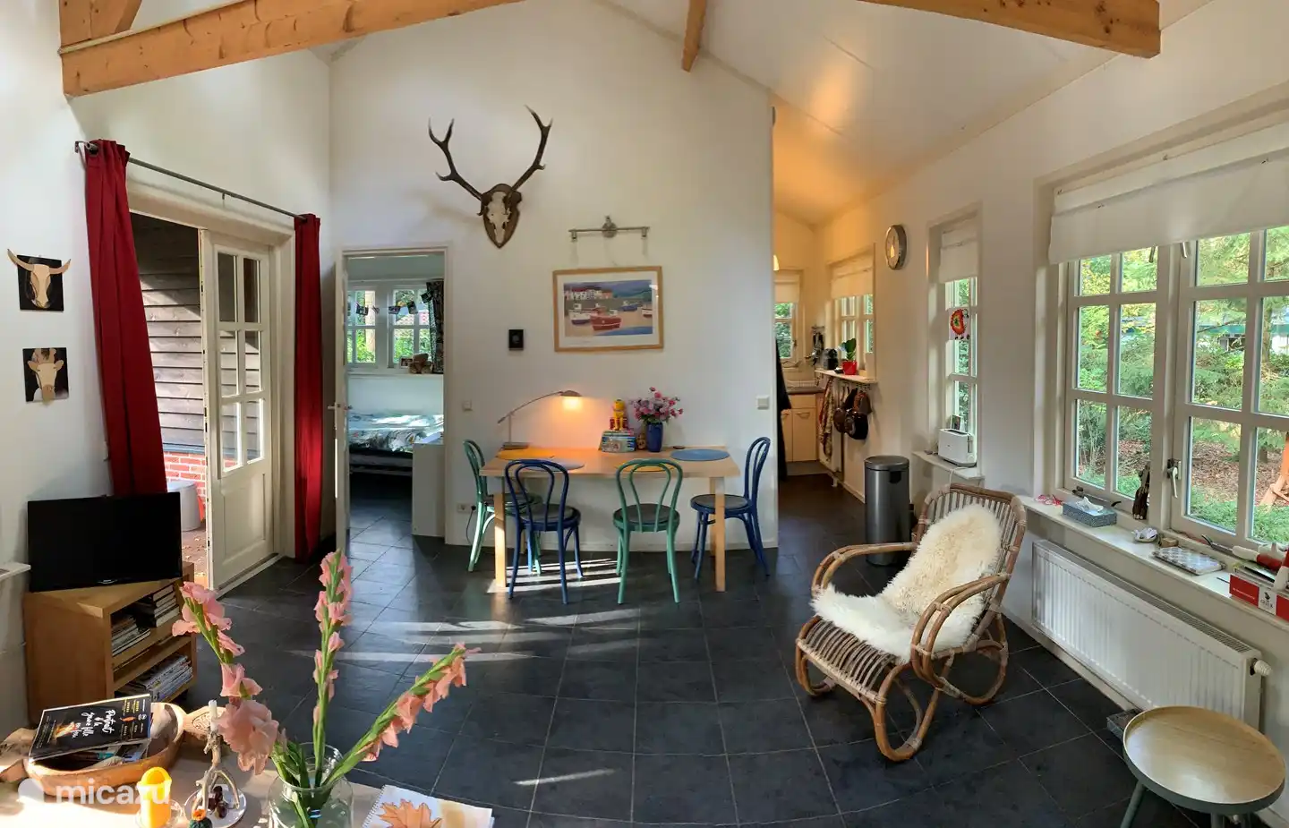 Wohnzimmer mit hoher Decke, die ein riesiges Raumgefühl vermittelt.