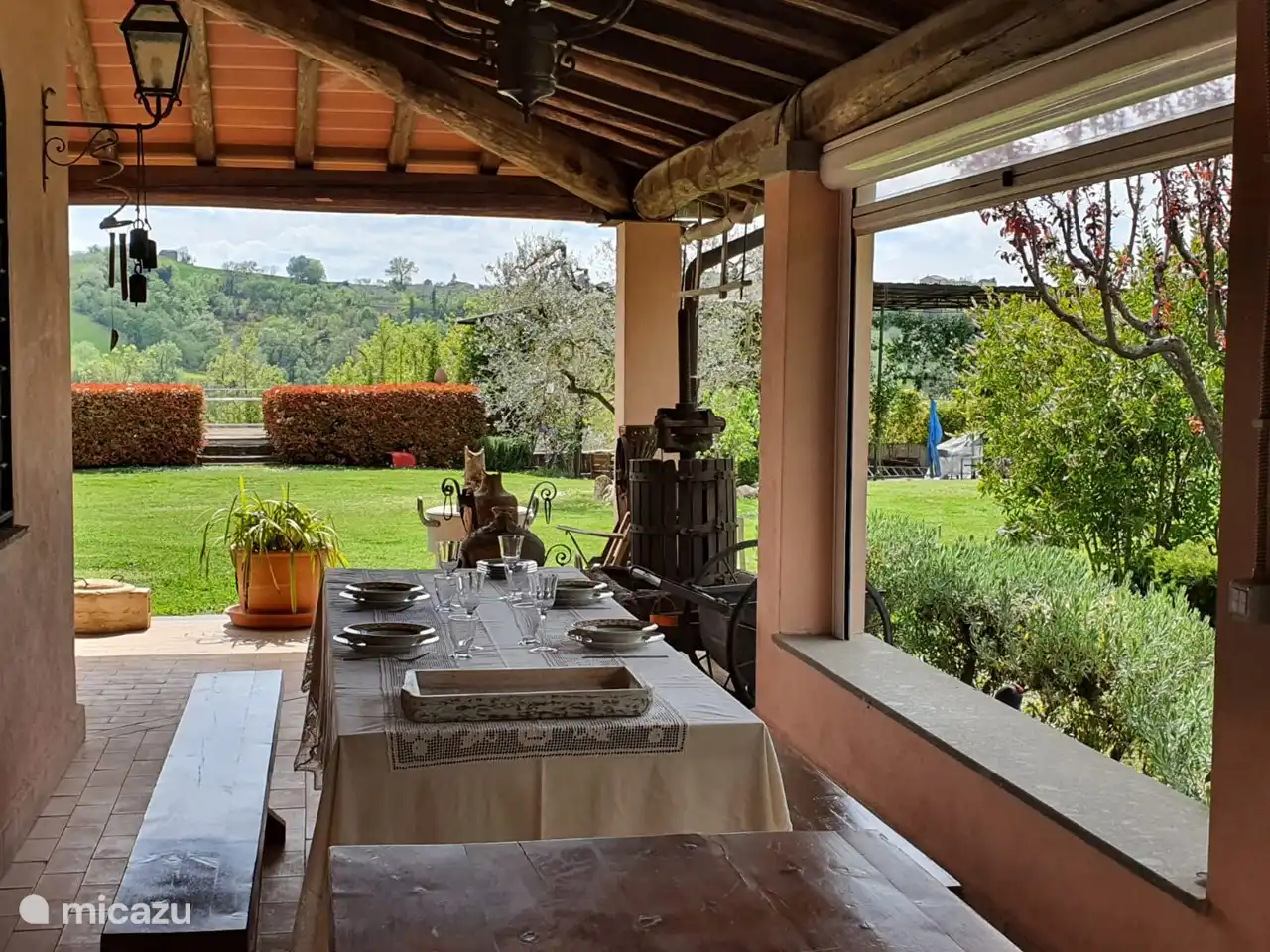 Der Esstisch unter der Loggia