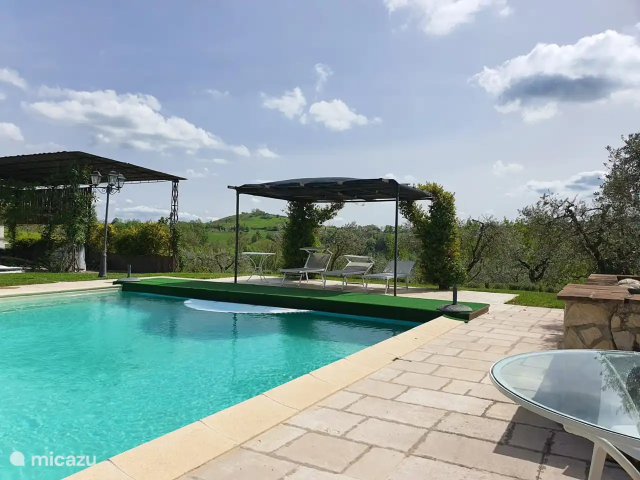 Liegestühle am Pool