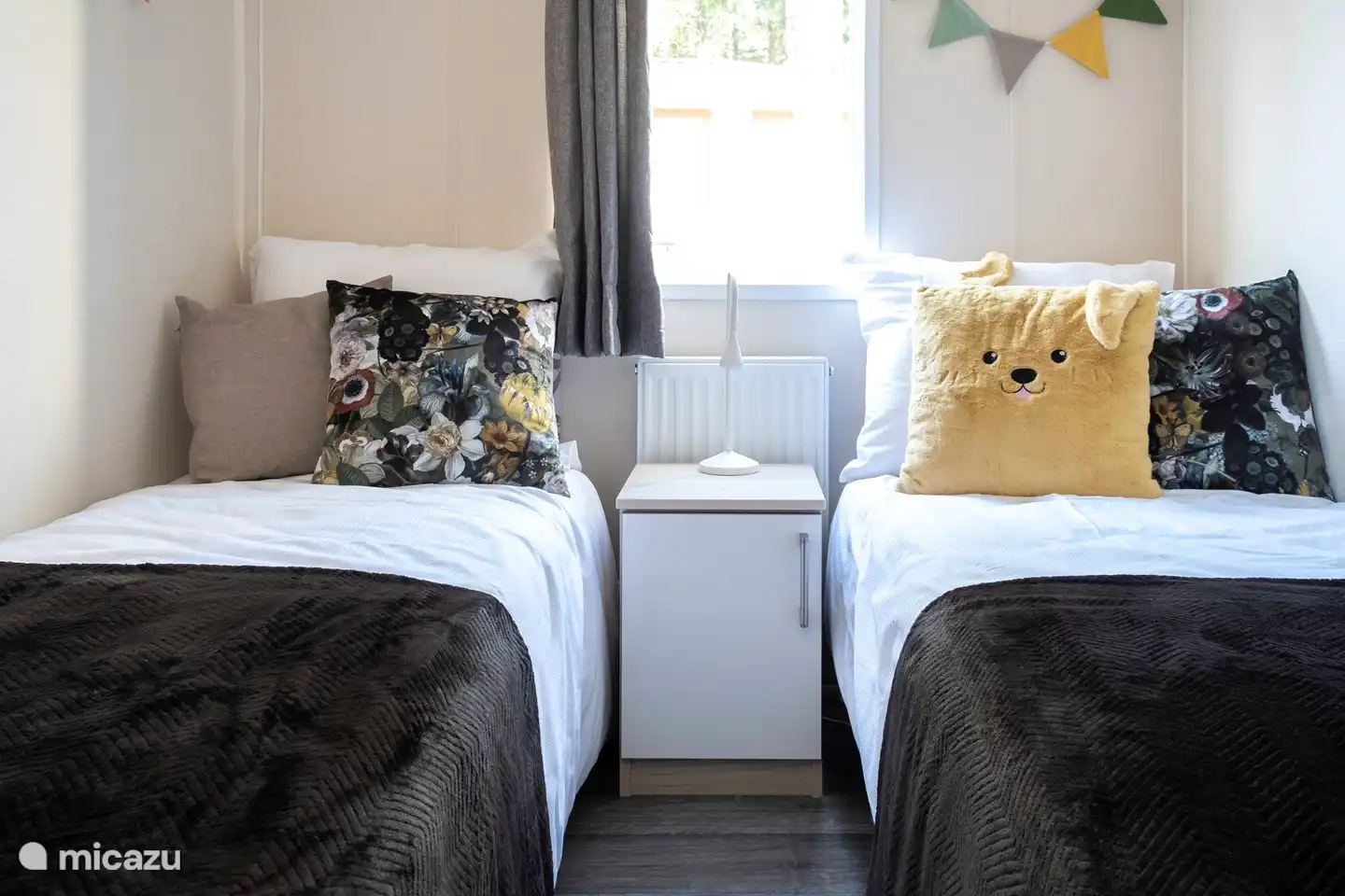 Bedroom with two single beds.