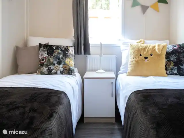 Ons Huisje Op De Veluwe: Magnolia huren in Nederland, Gelderland, Beekbergen - chalet Slaapkamer met twee 1-persoonbedden.