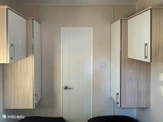 Ons Huisje Op De Veluwe: Magnolia huren in Nederland, Gelderland, Beekbergen - chalet Beide slaapkamers hebben veel kast ruimte.