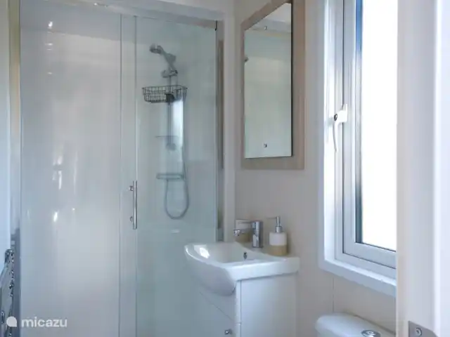 Ons Huisje Op De Veluwe: Magnolia huren in Nederland, Gelderland, Beekbergen - chalet Badkamer met douche en toilet.