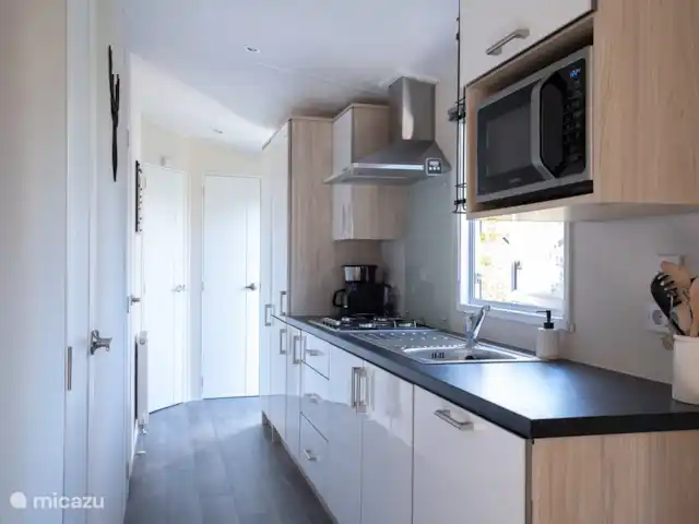 Ons Huisje Op De Veluwe: Magnolia huren in Nederland, Gelderland, Beekbergen - chalet Keuken met voldoende werkruimte.