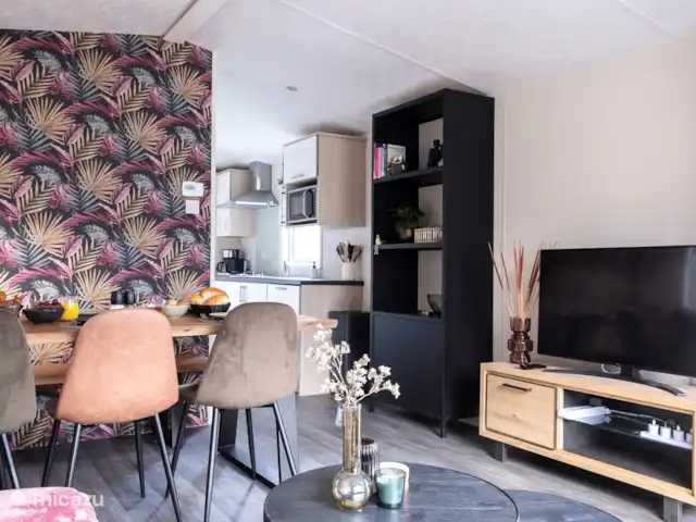Ons Huisje Op De Veluwe: Magnolia huren in Nederland, Gelderland, Beekbergen - chalet Woonkamer met openslaande deuren naar het terras.