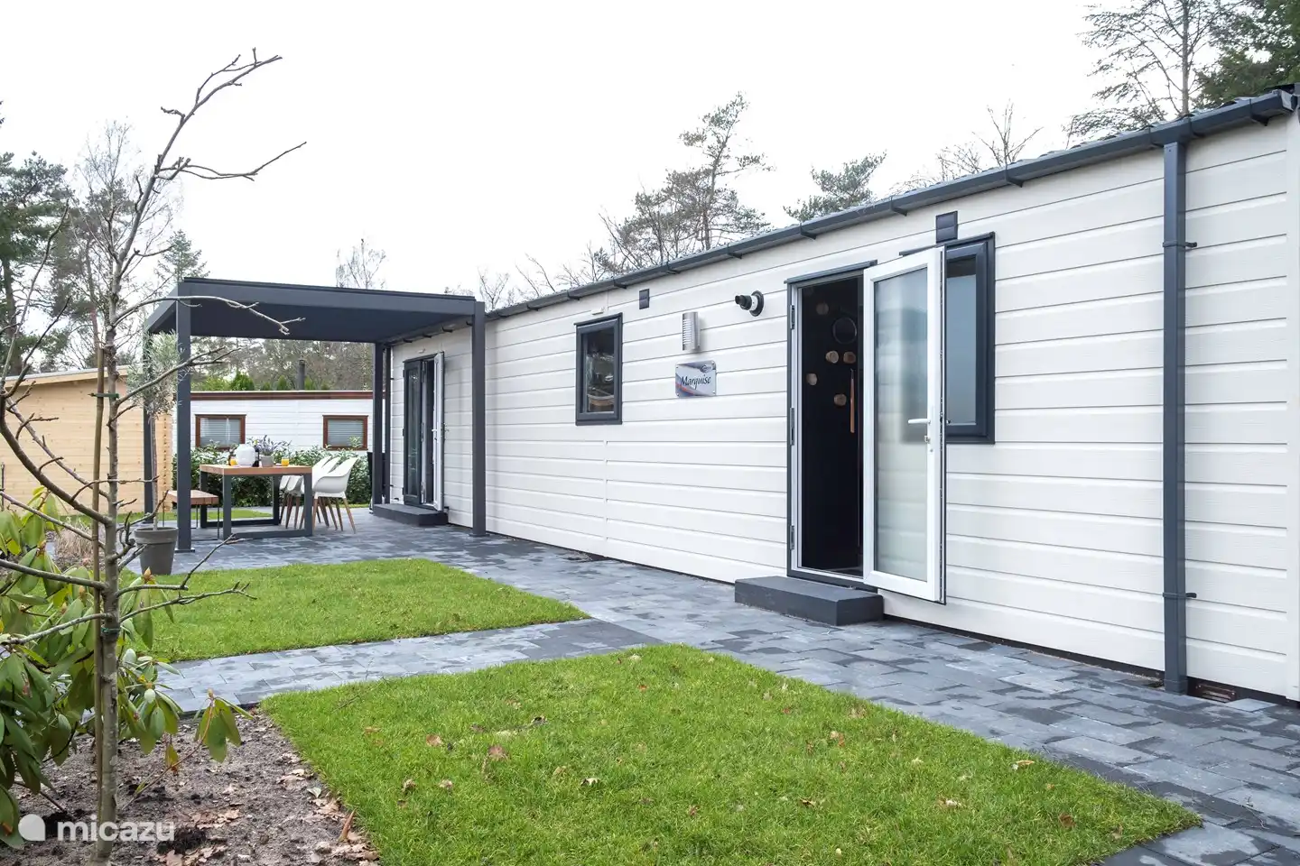 Spacious place where you can sit in the sun as well as in the shade.