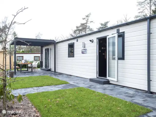 Ons Huisje Op De Veluwe: Magnolia huren in Nederland, Gelderland, Beekbergen - chalet Ruime plek waar je zowel in de zon als in de schaduw kan zitten.