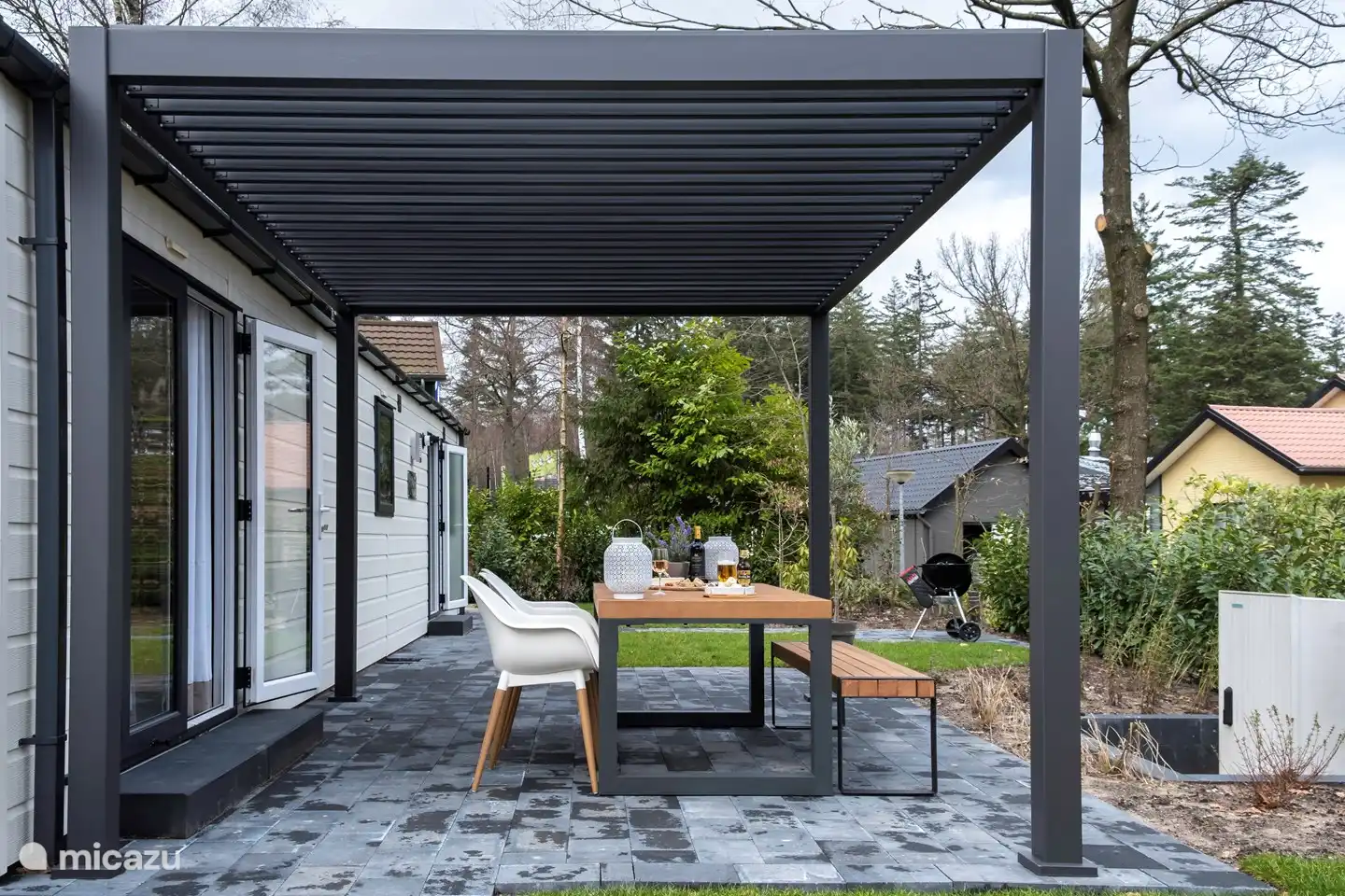 With slats you can also sit outside in the rain.