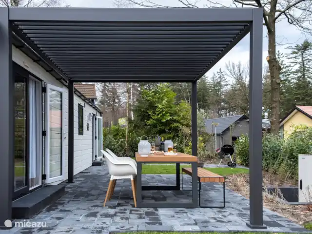 Ons Huisje Op De Veluwe: Magnolia huren in Nederland, Gelderland, Beekbergen - chalet D.m.v. lamellen kan je ook in de regen buiten zitten.