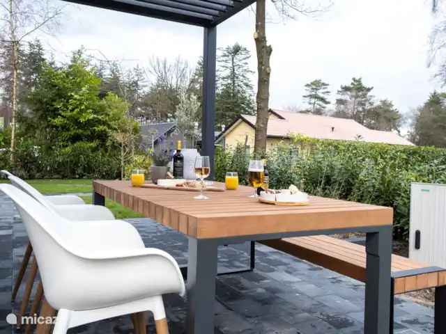 Ons Huisje Op De Veluwe: Magnolia huren in Nederland, Gelderland, Beekbergen - chalet Ontbijten, borrelen? Het kan allemaal aan deze 6-persoons buiten tafel.