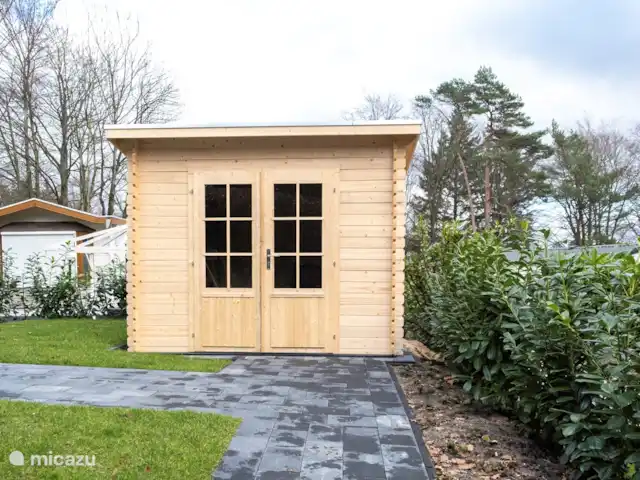 Ons Huisje Op De Veluwe: Magnolia huren in Nederland, Gelderland, Beekbergen - chalet Opbergschuurtje.
