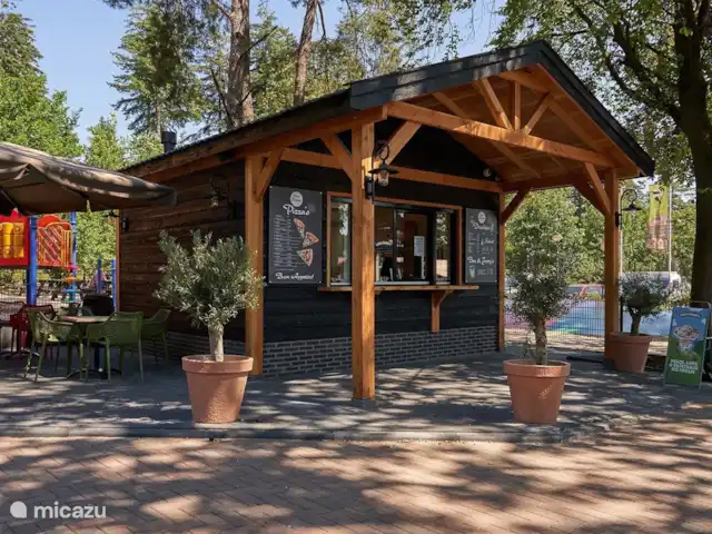 Ons Huisje Op De Veluwe: Magnolia huren in Nederland, Gelderland, Beekbergen - chalet In de zomer heerlijk pizza eten.