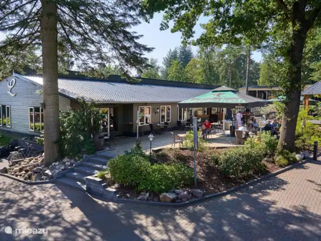 Ons Huisje Op De Veluwe: Magnolia huren in Nederland, Gelderland, Beekbergen - chalet Op het terras kun je gezellig borrelen.