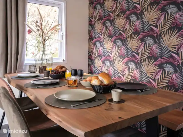 Ons Huisje Op De Veluwe: Magnolia huren in Nederland, Gelderland, Beekbergen - chalet 6-persoons eettafel.