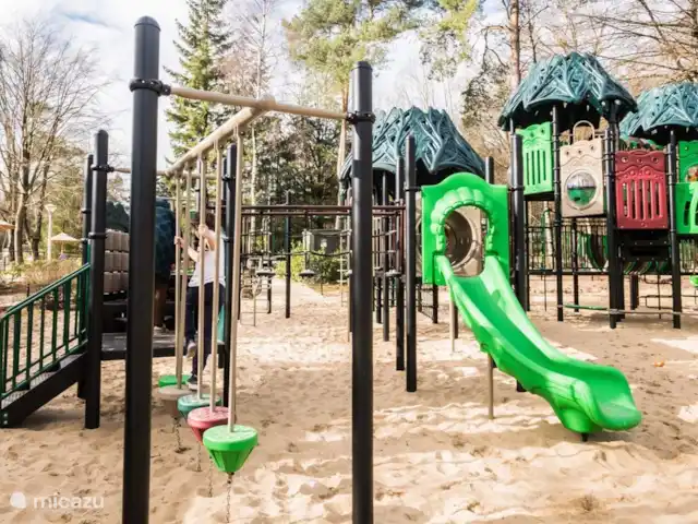 Ons Huisje Op De Veluwe: Magnolia huren in Nederland, Gelderland, Beekbergen - chalet Over het hele park verschillende speeltoestellen.