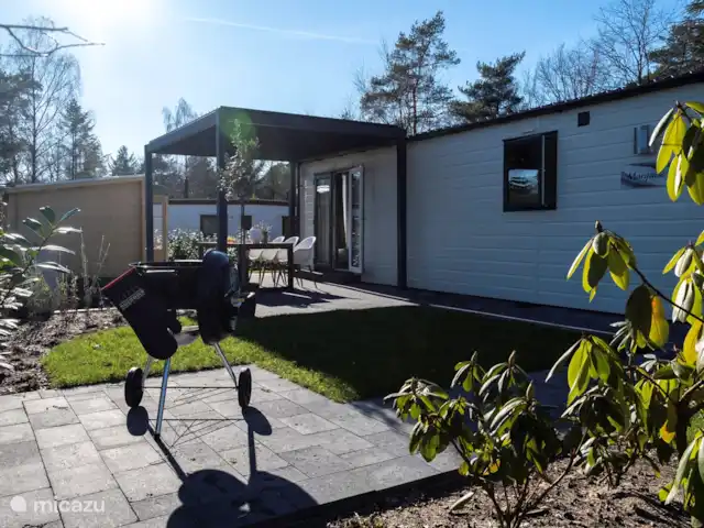 Ons Huisje Op De Veluwe: Magnolia huren in Nederland, Gelderland, Beekbergen - chalet Heerlijk buiten zitten onder de overkapping die dmv lamellen open of dicht kan.