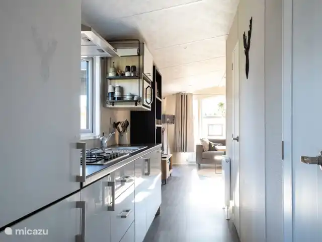 Ons Huisje Op De Veluwe: Magnolia huren in Nederland, Gelderland, Beekbergen - chalet Fijne keuken met alle gemakken, vaatwasser, combi-oven, 4 pits gasstel, koffiezet apparaat, Nespresso, waterkoker.