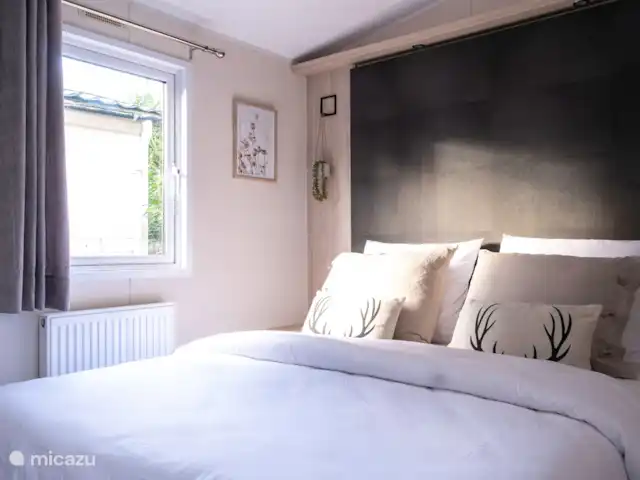 Ons Huisje Op De Veluwe: Magnolia huren in Nederland, Gelderland, Beekbergen - chalet Masterbedroom met een 160x200 bed.