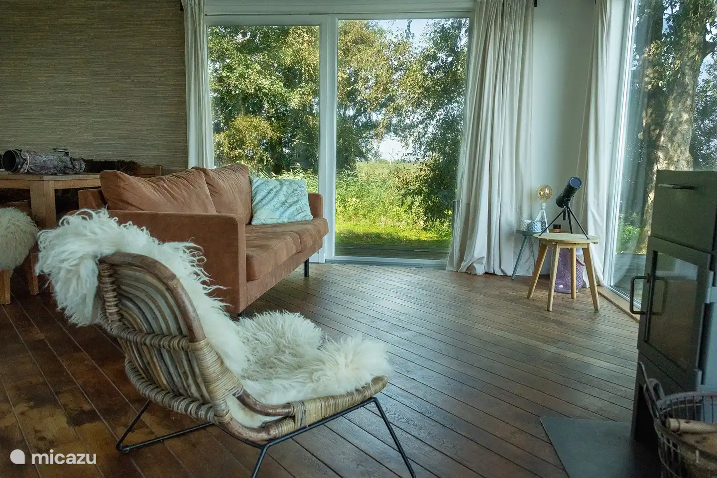 The sitting area with a view over the lake.