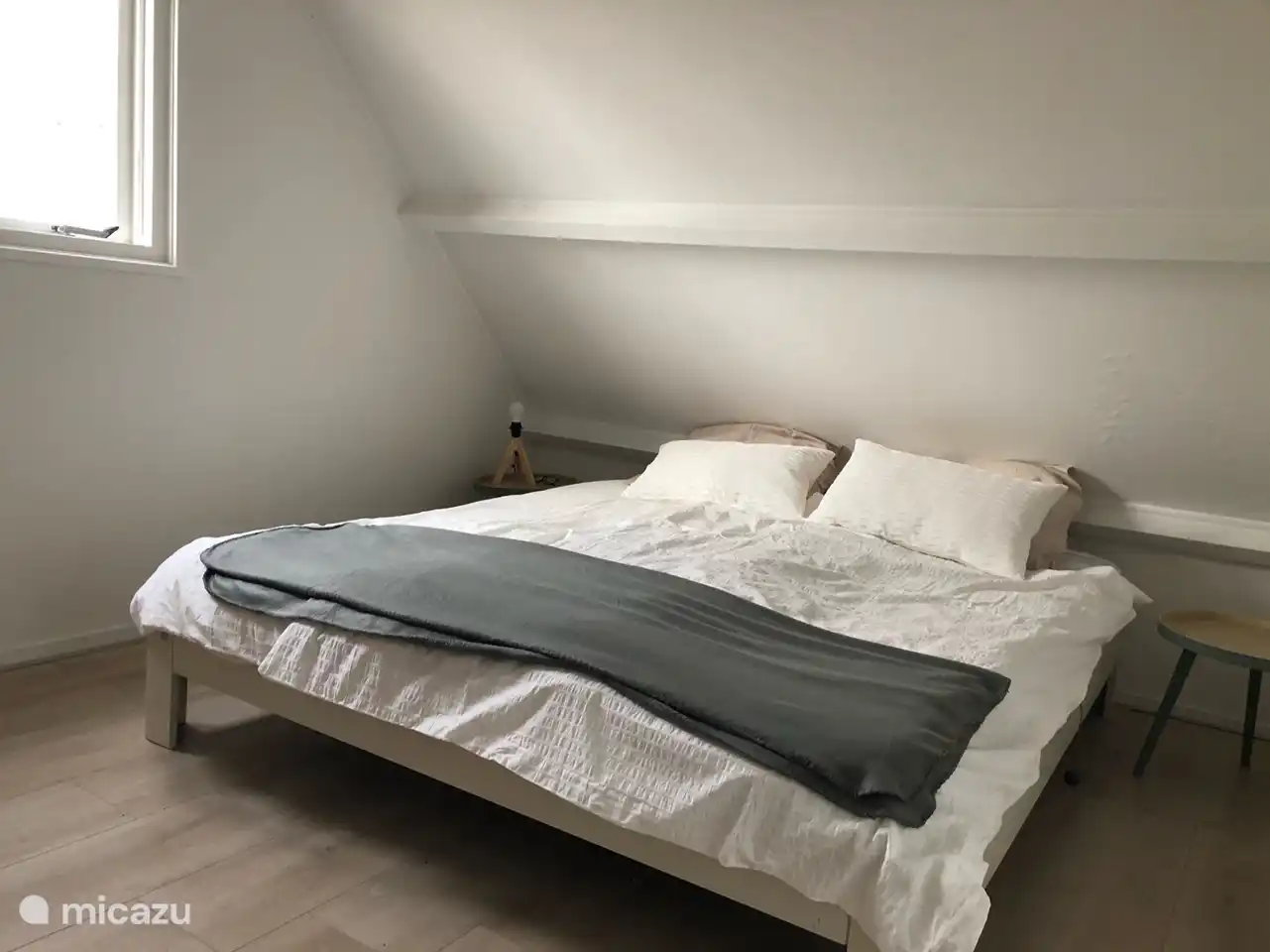 Bedroom (now with lowered windows, not yet in the picture)