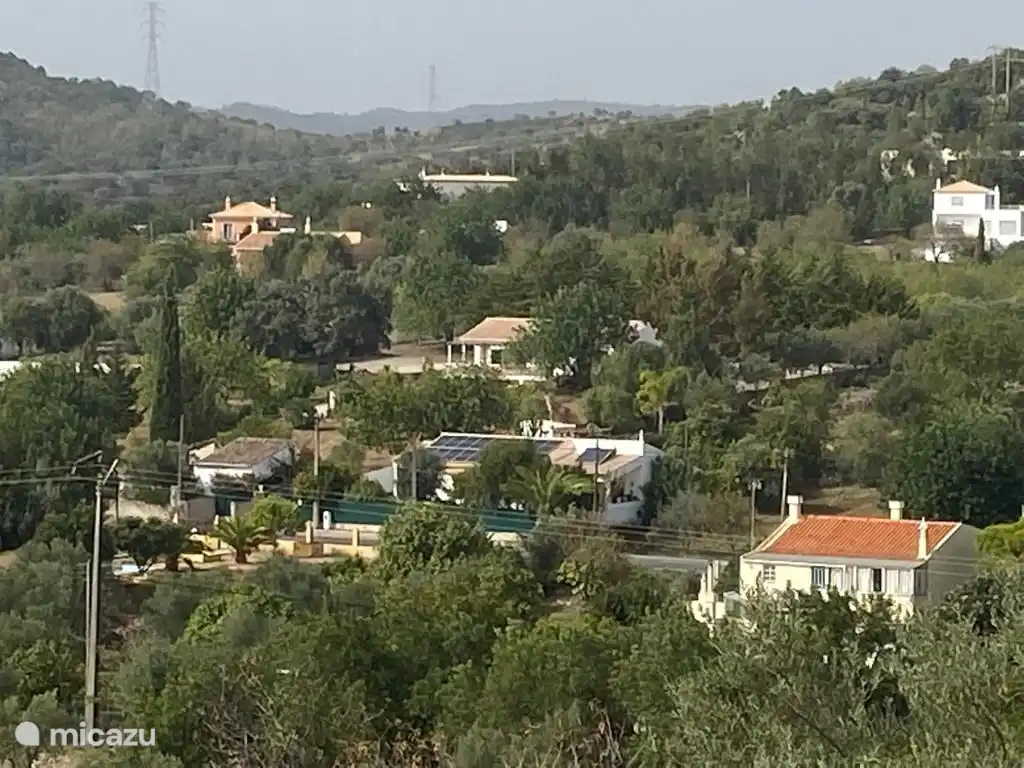 Vista de la casa en las colinas